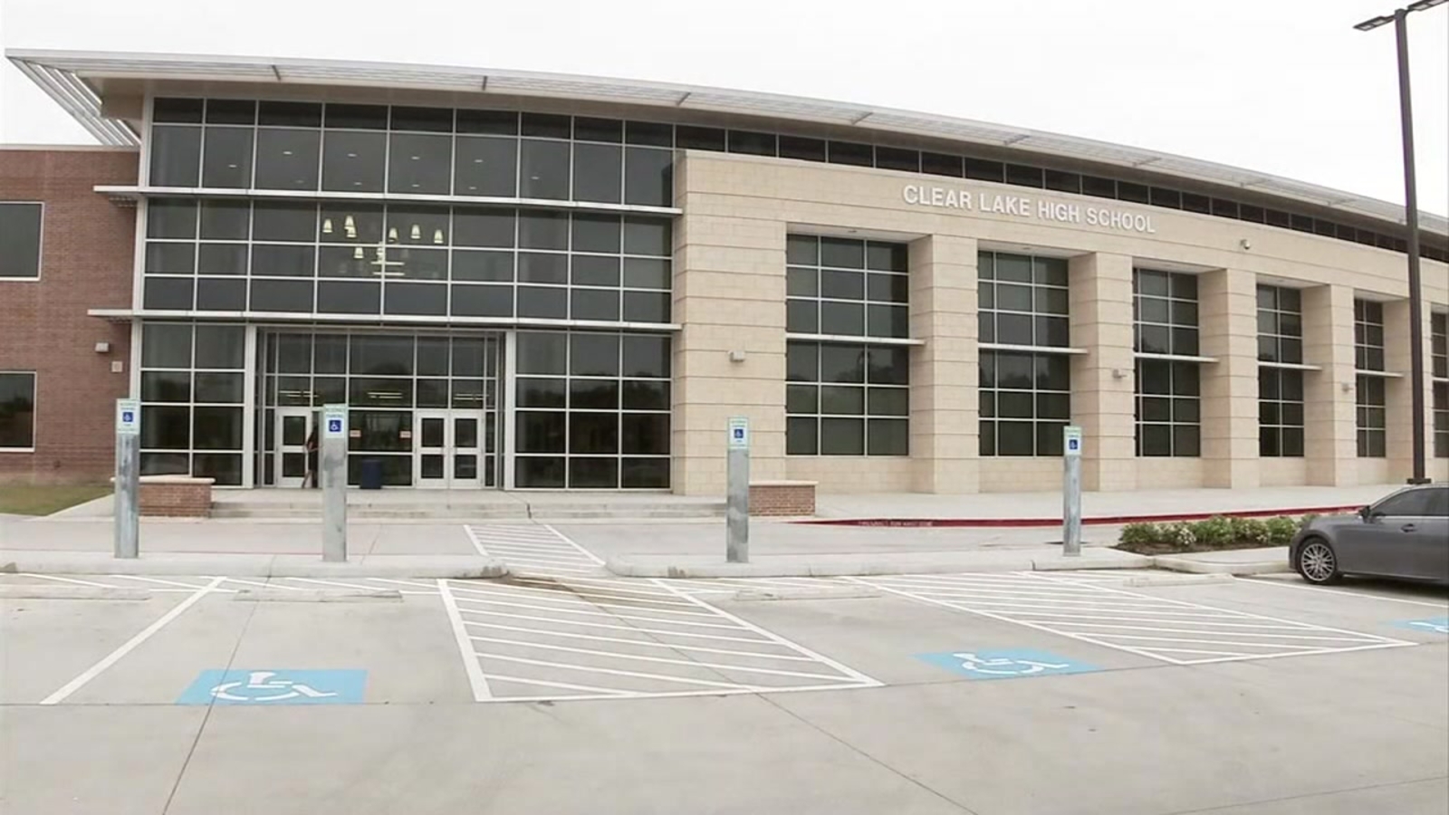 Police search for man who allegedly exposed himself to Clear Lake HS